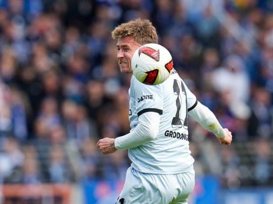 Joel Grodowski (DSC Arminia Bielefeld, 11) koepft den Ball. GER, VfL Bochum 1848 vs DSC Arminia Bielefeld, 2. Bundesliga, 7. Spieltag, Saison 2026-27, Vonovia Ruhrstadion, Bochum, 11.10.2026 DFL REGULATIONS PROHIBIT ANY USE OF PHOTOGRAPHS AS IMAGE SEQUENCES AND OR QUASI-VIDEO VfL Bochum 1848 vs DSC Arminia Bielefeld, 2. Bundesliga, 7. Spieltag, Saison 2026-27, 11.10.2026 Bochum Copyright: xEibner-Pressefoto ScottxColemanx EP_SCN