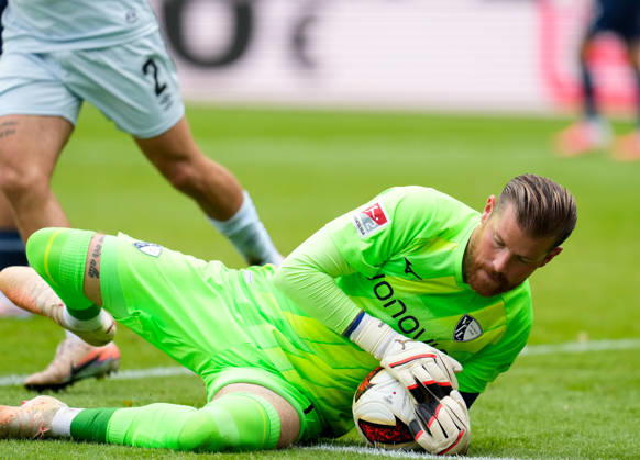 Timo Horn (VfL Bochum 1848, 1) pariert. GER, VfL Bochum 1848 vs DSC Arminia Bielefeld, 2. Bundesliga, 7. Spieltag, Saison 2026-27, Vonovia Ruhrstadion, Bochum, 11.10.2026 DFL REGULATIONS PROHIBIT ANY USE OF PHOTOGRAPHS AS IMAGE SEQUENCES AND OR QUASI-VIDEO VfL Bochum 1848 vs DSC Arminia Bielefeld, 2. Bundesliga, 7. Spieltag, Saison 2026-27, 11.10.2026 Bochum Copyright: xEibner-Pressefoto ScottxColemanx EP_SCN