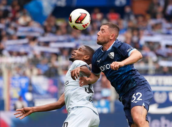 Isaiah Young (DSC Arminia Bielefeld, 30) im Zweikampf mit Maximilian Wittek (VfL Bochum 1848, 32). GER, VfL Bochum 1848 vs DSC Arminia Bielefeld, 2. Bundesliga, 7. Spieltag, Saison 2026-27, Vonovia Ruhrstadion, Bochum, 11.10.2026 DFL REGULATIONS PROHIBIT ANY USE OF PHOTOGRAPHS AS IMAGE SEQUENCES AND OR QUASI-VIDEO VfL Bochum 1848 vs DSC Arminia Bielefeld, 2. Bundesliga, 7. Spieltag, Saison 2026-27, 11.10.2026 Bochum Copyright: xEibner-Pressefoto ScottxColemanx EP_SCN