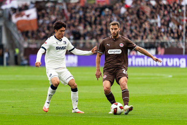 Lars Ritzka (FC St. Pauli, 21) am Ball, Shio Fukuda (Karlsruher SC, 13), GER, FC St. Pauli vs. Karlsruher SC, Fussball, 2. Bundesliga, Spieltag 7, Saison 2026 2027, 11.10.2026 DFL REGULATIONS PROHIBIT ANY USE OF PHOTOGRAPHS AS IMAGE SEQUENCES AND OR QUASI-VIDEO GER, FC St. Pauli vs. Karlsruher SC, Fussball, 2. Bundesliga, Spieltag 7, Saison 2026 2027, 11.10.2026 Hamburg Copyright: xEibner-Pressefoto MaxxVincenx EP_MVN
