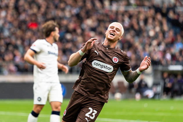 Louis Oppie (FC St. Pauli, 23) enttaeuscht Enttaeuschung, GER, FC St. Pauli vs. Karlsruher SC, Fussball, 2. Bundesliga, Spieltag 7, Saison 2026 2027, 11.10.2026 DFL REGULATIONS PROHIBIT ANY USE OF PHOTOGRAPHS AS IMAGE SEQUENCES AND OR QUASI-VIDEO GER, FC St. Pauli vs. Karlsruher SC, Fussball, 2. Bundesliga, Spieltag 7, Saison 2026 2027, 11.10.2026 Hamburg Copyright: xEibner-Pressefoto MaxxVincenx EP_MVN