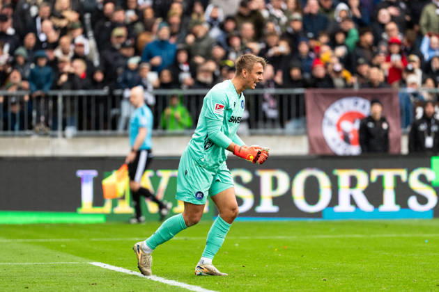 Torwart Hans Christian Bernat (Karlsruher SC, 01) jubelt Jubel, GER, FC St. Pauli vs. Karlsruher SC, Fussball, 2. Bundesliga, Spieltag 7, Saison 2026 2027, 11.10.2026 DFL REGULATIONS PROHIBIT ANY USE OF PHOTOGRAPHS AS IMAGE SEQUENCES AND OR QUASI-VIDEO GER, FC St. Pauli vs. Karlsruher SC, Fussball, 2. Bundesliga, Spieltag 7, Saison 2026 2027, 11.10.2026 Hamburg Copyright: xEibner-Pressefoto MaxxVincenx EP_MVN