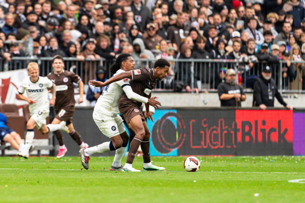 Sandro Tremoulet (Karlsruher SC, 24) im Zweikampf mit Youssoupha Niang (FC St. Pauli, 07), GER, FC St. Pauli vs. Karlsruher SC, Fussball, 2. Bundesliga, Spieltag 7, Saison 2026 2027, 11.10.2026 DFL REGULATIONS PROHIBIT ANY USE OF PHOTOGRAPHS AS IMAGE SEQUENCES AND OR QUASI-VIDEO GER, FC St. Pauli vs. Karlsruher SC, Fussball, 2. Bundesliga, Spieltag 7, Saison 2026 2027, 11.10.2026 Hamburg Copyright: xEibner-Pressefoto MaxxVincenx EP_MVN