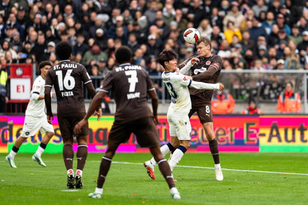 Eric Smith (FC St. Pauli, 08) Kopfball, Shio Fukuda (Karlsruher SC, 13), GER, FC St. Pauli vs. Karlsruher SC, Fussball, 2. Bundesliga, Spieltag 7, Saison 2026 2027, 11.10.2026 DFL REGULATIONS PROHIBIT ANY USE OF PHOTOGRAPHS AS IMAGE SEQUENCES AND OR QUASI-VIDEO GER, FC St. Pauli vs. Karlsruher SC, Fussball, 2. Bundesliga, Spieltag 7, Saison 2026 2027, 11.10.2026 Hamburg Copyright: xEibner-Pressefoto MaxxVincenx EP_MVN