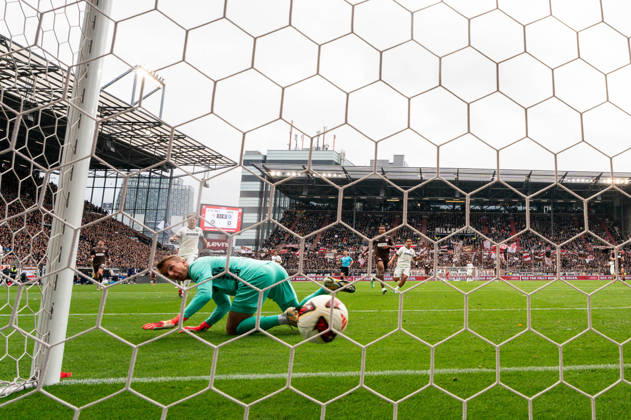 Torwart Ben Voll (FC St. Pauli, 01) am Boden, Ball im Tor, Abdoulie Ceesay (FC St. Pauli, 09) Tor zum 1:0, Hintertor Kamera, GER, FC St. Pauli vs. Karlsruher SC, Fussball, 2. Bundesliga, Spieltag 7, Saison 2026 2027, 11.10.2026 DFL REGULATIONS PROHIBIT ANY USE OF PHOTOGRAPHS AS IMAGE SEQUENCES AND OR QUASI-VIDEO GER, FC St. Pauli vs. Karlsruher SC, Fussball, 2. Bundesliga, Spieltag 7, Saison 2026 2027, 11.10.2026 Hamburg Copyright: xEibner-Pressefoto MaxxVincenx EP_MVN