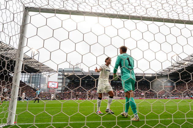 Christoph Kobald (Karlsruher SC, 22) und Torwart Hans Christian Bernat (Karlsruher SC, 01) nach Tor zum 1:0 von Abdoulie Ceesay (FC St. Pauli, 09), GER, FC St. Pauli vs. Karlsruher SC, Fussball, 2. Bundesliga, Spieltag 7, Saison 2026 2027, 11.10.2026 DFL REGULATIONS PROHIBIT ANY USE OF PHOTOGRAPHS AS IMAGE SEQUENCES AND OR QUASI-VIDEO GER, FC St. Pauli vs. Karlsruher SC, Fussball, 2. Bundesliga, Spieltag 7, Saison 2026 2027, 11.10.2026 Hamburg Copyright: xEibner-Pressefoto MaxxVincenx EP_MVN