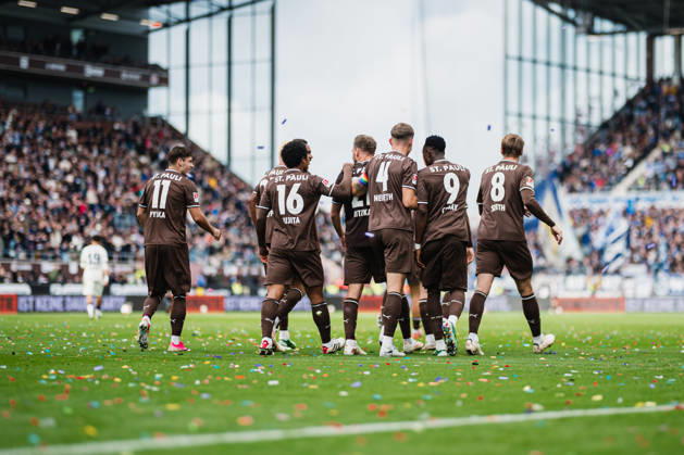 2. Bundesliga: FC St. Pauli vs. Karlsruher SC, 11.10.2026 TOR, JUBEL zum 2:0 durch Lars Ritzka (FC St. Pauli, 21), hier die ganze Mannschaft; Fußball, 2. Bundesliga, 7. Spieltag: FC St. Pauli vs. Karlsruher SC am 11.10.2026 im Millerntor-Stadion, Hamburg DFL REGULATIONS PROHIBIT ANY USE OF PHOTOGRAPHS AS IMAGE SEQUENCES AND OR QUASI-VIDEO. Copyright: xBEAUTIFULxSPORTS Tonhäuserx