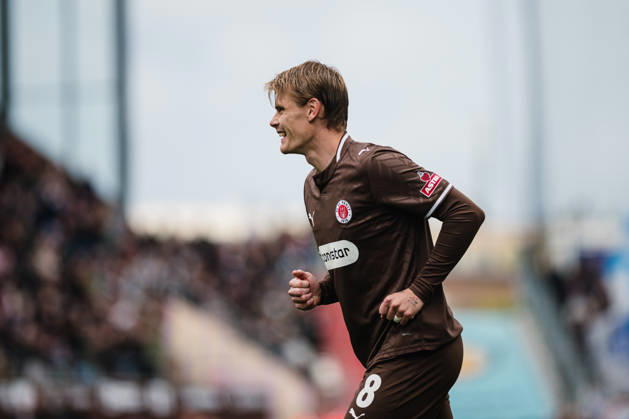 2. Bundesliga: FC St. Pauli vs. Karlsruher SC, 11.10.2026 TOR, JUBEL zum 2:0 durch Lars Ritzka (FC St. Pauli, 21), hier Eric Smith (FC St. Pauli, 8); Fußball, 2. Bundesliga, 7. Spieltag: FC St. Pauli vs. Karlsruher SC am 11.10.2026 im Millerntor-Stadion, Hamburg DFL REGULATIONS PROHIBIT ANY USE OF PHOTOGRAPHS AS IMAGE SEQUENCES AND OR QUASI-VIDEO. Copyright: xBEAUTIFULxSPORTS Tonhäuserx