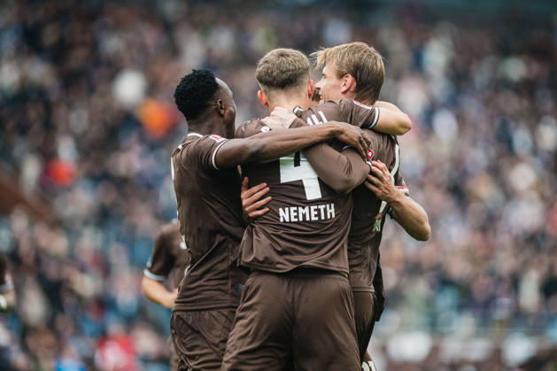 2. Bundesliga: FC St. Pauli vs. Karlsruher SC, 11.10.2026 TOR, JUBEL zum 2:0 durch Lars Ritzka (FC St. Pauli, 21), hier David Nemeth (FC St. Pauli, 4), Abdoulie Ceesay (FC St. Pauli, 9), Eric Smith (FC St. Pauli, 8); Fußball, 2. Bundesliga, 7. Spieltag: FC St. Pauli vs. Karlsruher SC am 11.10.2026 im Millerntor-Stadion, Hamburg DFL REGULATIONS PROHIBIT ANY USE OF PHOTOGRAPHS AS IMAGE SEQUENCES AND OR QUASI-VIDEO. Copyright: xBEAUTIFULxSPORTS Tonhäuserx