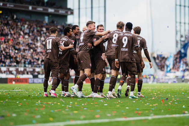 2. Bundesliga: FC St. Pauli vs. Karlsruher SC, 11.10.2026 TOR, JUBEL zum 2:0 durch Lars Ritzka (FC St. Pauli, 21), hier die ganze Mannschaft; Fußball, 2. Bundesliga, 7. Spieltag: FC St. Pauli vs. Karlsruher SC am 11.10.2026 im Millerntor-Stadion, Hamburg DFL REGULATIONS PROHIBIT ANY USE OF PHOTOGRAPHS AS IMAGE SEQUENCES AND OR QUASI-VIDEO. Copyright: xBEAUTIFULxSPORTS Tonhäuserx