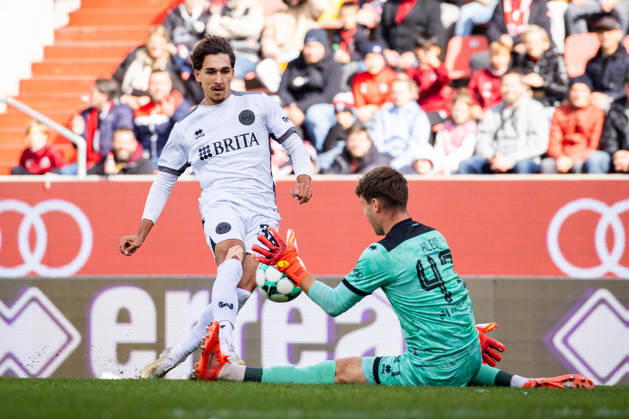 Fussball - 3. Liga - FC Ingolstadt 04 - SV Wehen Wiesbaden - 11.10.26 Raul Paula (SVWW), David Klein (Ingolstadt),