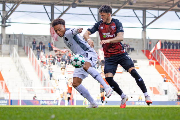 Fussball - 3. Liga - FC Ingolstadt 04 - SV Wehen Wiesbaden - 11.10.26 Roberto Massimo (SVWW), Dennis Kaygin (Ingolstadt),