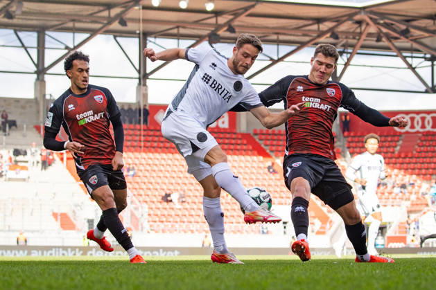 Fussball - 3. Liga - FC Ingolstadt 04 - SV Wehen Wiesbaden - 11.10.26 Nishan Velupillay (Ingolstadt), Lukas Schleimer (SVWW), Jonas Scholz (Ingolstadt),