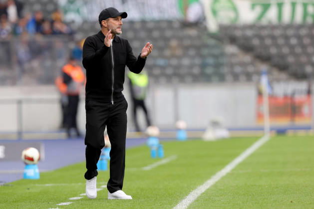 11.10.2026, xtgx, Fussball 2.Bundesliga, Hertha BSC Berlin - SpVgg Greuther Fuerth v.l. Trainer Stefan Leitl (Hertha BSC Berlin) gibt Anweisungen, gestikuliert, mit den Armen gestikulieren gives instructions, gesticulate (DFL DFB REGULATIONS PROHIBIT ANY USE OF PHOTOGRAPHS as IMAGE SEQUENCES and or QUASI-VIDEO) Berlin