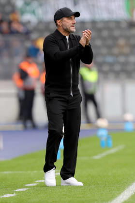 11.10.2026, xtgx, Fussball 2.Bundesliga, Hertha BSC Berlin - SpVgg Greuther Fuerth v.l. Trainer Stefan Leitl (Hertha BSC Berlin) gibt Anweisungen, gestikuliert, mit den Armen gestikulieren gives instructions, gesticulate (DFL DFB REGULATIONS PROHIBIT ANY USE OF PHOTOGRAPHS as IMAGE SEQUENCES and or QUASI-VIDEO) Berlin