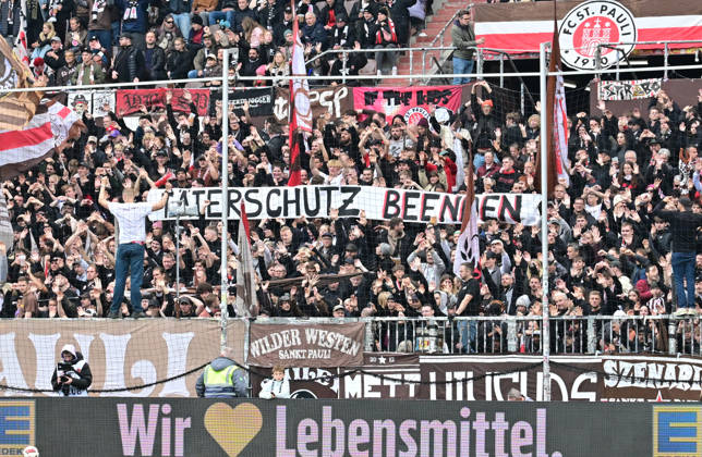 11.10.2026,GER Fußball, Männer, 2.BL, Spieltag 5, Saison 2026 2027, Hamburg, FC St. Pauli vs Karlsruher SC Feature die Pauli Fans zeigen Plakate DFB DFL regulations prohibit any use of photographs as image sequences and or quasi-video) Hamburg Millerntorstadion Hamburg Deutschland Copyright: xnordphotoxGmbH xWitkex