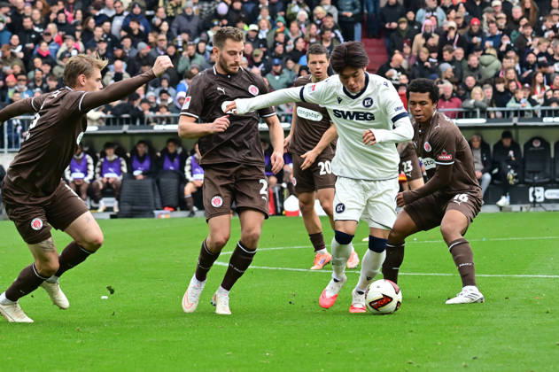 11.10.2026,GER Fußball, Männer, 2.BL, Spieltag 5, Saison 2026 2027, Hamburg, FC St. Pauli vs Karlsruher SC Shio Fukuda (Karlsruhe 13 versucht sich gegen Lars Ritzka (Pauli 21) und Joel Chima Fujita (Pauli 16) durchzusetzen DFB DFL regulations prohibit any use of photographs as image sequences and or quasi-video) Hamburg Millerntorstadion Hamburg Deutschland Copyright: xnordphotoxGmbH xWitkex