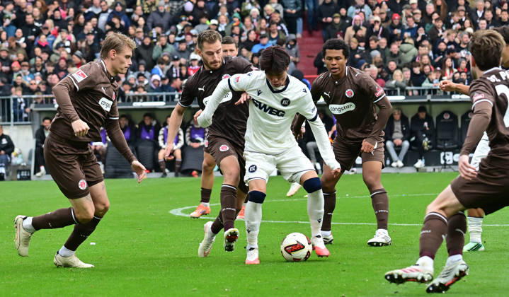11.10.2026,GER Fußball, Männer, 2.BL, Spieltag 5, Saison 2026 2027, Hamburg, FC St. Pauli vs Karlsruher SC Shio Fukuda (Karlsruhe 13 versucht sich gegen Lars Ritzka (Pauli 21) und Joel Chima Fujita (Pauli 16) durchzusetzen DFB DFL regulations prohibit any use of photographs as image sequences and or quasi-video) Hamburg Millerntorstadion Hamburg Deutschland Copyright: xnordphotoxGmbH xWitkex