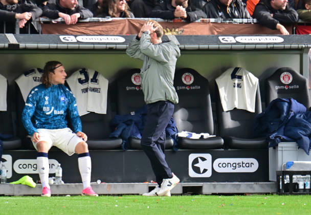 11.10.2026,GER Fußball, Männer, 2.BL, Spieltag 5, Saison 2026 2027, Hamburg, FC St. Pauli vs Karlsruher SC Trainer Maximilian Senft (Karlsruhe) schlägt die Hände über dem Kopf zusammen DFB DFL regulations prohibit any use of photographs as image sequences and or quasi-video) Hamburg Millerntorstadion Hamburg Deutschland Copyright: xnordphotoxGmbH xWitkex