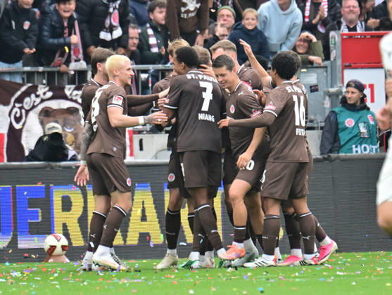 11.10.2026,GER Fußball, Männer, 2.BL, Spieltag 5, Saison 2026 2027, Hamburg, FC St. Pauli vs Karlsruher SC Lars Ritzka (Pauli 21) schiesst das Tor zum 2-0 fuer Pauli und jubelt mit der Mannschaft DFB DFL regulations prohibit any use of photographs as image sequences and or quasi-video) Hamburg Millerntorstadion Hamburg Deutschland Copyright: xnordphotoxGmbH xWitkex