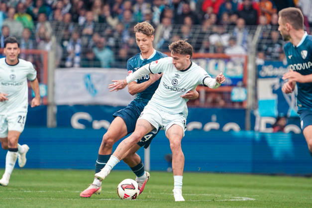 Deutschland: Fussball 2.Bundesliga 2026 2027, 7. Spieltag - VfL Bochum vs Arminia Bielefeld - Vonovia Ruhrstadion (Bochum): im Zweikampf Joel Grodowski (Arminia Bielefeld, 11) Tom Meyer (VfL Bochum, 34) Copyright: xAymanxAlahmedx