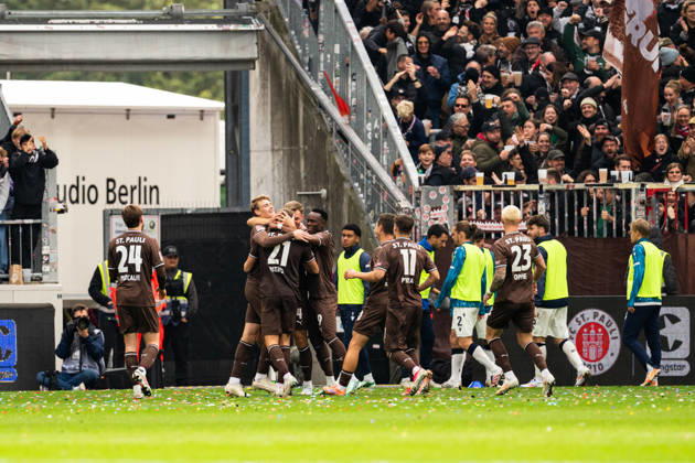 Tor zum 2:0 Lars Ritzka (FC St. Pauli, 21) jubelt Jubel mit David Nemeth (FC St. Pauli, 04), Abdoulie Ceesay (FC St. Pauli, 09), Arkadiusz Pyrka (FC St. Pauli, 11), Louis Oppie (FC St. Pauli, 23), GER, FC St. Pauli vs. Karlsruher SC, Fussball, 2. Bundesliga, Spieltag 7, Saison 2026 2027, 11.10.2026 DFL REGULATIONS PROHIBIT ANY USE OF PHOTOGRAPHS AS IMAGE SEQUENCES AND OR QUASI-VIDEO GER, FC St. Pauli vs. Karlsruher SC, Fussball, 2. Bundesliga, Spieltag 7, Saison 2026 2027, 11.10.2026 Hamburg Copyright: xEibner-Pressefoto MaxxVincenx EP_MVN