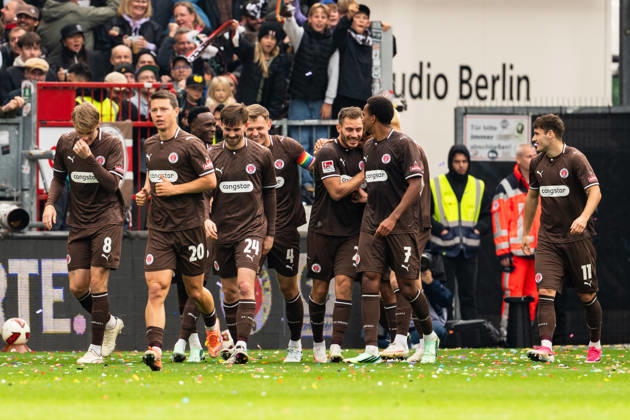 Tor zum 2:0 Lars Ritzka (FC St. Pauli, 21) jubelt Jubel mit Mannschaft, Eric Smith (FC St. Pauli, 08), Mathias Rasmussen (FC St. Pauli, 20), Connor Metcalfe (FC St. Pauli, 24), David Nemeth (FC St. Pauli, 04), Youssoupha Niang (FC St. Pauli, 07), Arkadiusz Pyrka (FC St. Pauli, 11), GER, FC St. Pauli vs. Karlsruher SC, Fussball, 2. Bundesliga, Spieltag 7, Saison 2026 2027, 11.10.2026 DFL REGULATIONS PROHIBIT ANY USE OF PHOTOGRAPHS AS IMAGE SEQUENCES AND OR QUASI-VIDEO GER, FC St. Pauli vs. Karlsruher SC, Fussball, 2. Bundesliga, Spieltag 7, Saison 2026 2027, 11.10.2026 Hamburg Copyright: xEibner-Pressefoto MaxxVincenx EP_MVN