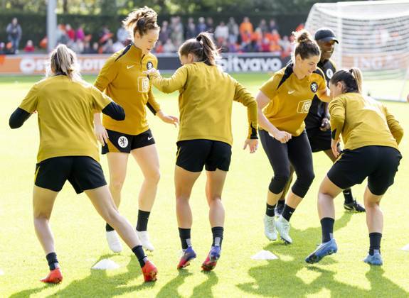 ZEIST - Veerle Buurman and Dominique Janssen during a training session of the Dutch women s football team in preparation for the World Cup qualifying match against Hungary. SANDER KONING ANP xVIxANPxSportx xxANPxIVx 572126127 originalFilename: 572126127.jpg