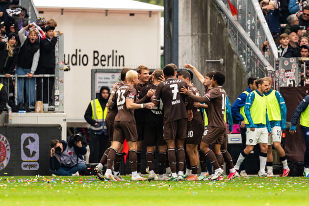 Tor zum 2:0 Lars Ritzka (FC St. Pauli, 21) jubelt Jubel mit Louis Oppie (FC St. Pauli, 23), Youssoupha Niang (FC St. Pauli, 07), Mathias Rasmussen (FC St. Pauli, 20), Joel Chima Fujita (FC St. Pauli, 16), GER, FC St. Pauli vs. Karlsruher SC, Fussball, 2. Bundesliga, Spieltag 7, Saison 2026 2027, 11.10.2026 DFL REGULATIONS PROHIBIT ANY USE OF PHOTOGRAPHS AS IMAGE SEQUENCES AND OR QUASI-VIDEO GER, FC St. Pauli vs. Karlsruher SC, Fussball, 2. Bundesliga, Spieltag 7, Saison 2026 2027, 11.10.2026 Hamburg Copyright: xEibner-Pressefoto MaxxVincenx EP_MVN