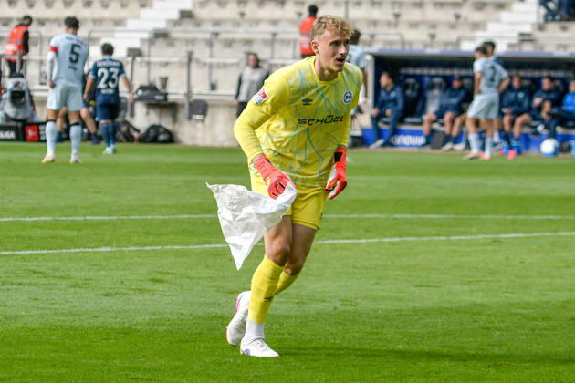 Jonas Kersken (Bielefeld 1) beseitigt Papierfetzen vom Platz 11.10.2026 ¢ Fussball ¢ VfL Bochum vs DSC Arminia Bielefeld, Vonovia Ruhrstadion, Bochum, DFB DFL REGULATIONS PROHIBIT ANY USE OF PHOTOGRAPHS AS IMAGE SEQUENCES AND OR QUASI-VIDEO NRW Germany