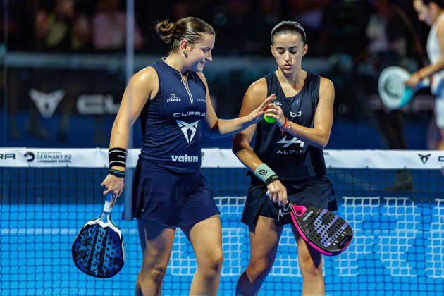 DÜSSELDORF, GERMANY - 11 OCTOBER 2026: Image shows the celebration of Martina Calvo (ESP) and Claudia Fernandez Sanchez (ESP) during CUPRA Germany Premier Padel P2 2026 Day 8: Finals at CASTELLO Düsseldorf on 11 10 2026 in Düsseldorf, Germany. Germany Copyright: xFröhlichxPascalx
