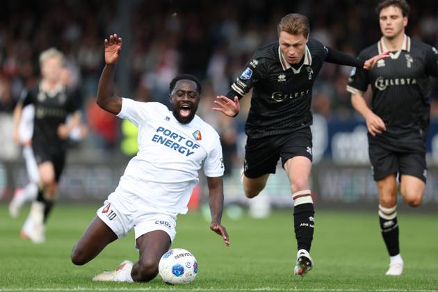 VELSEN - (lr) Milan Hokke of ADO Den Haag commits a foul on Tyrone Owusu of Telstar during the Dutch Eredivisie match between Telstar and ADO Den Haag at the BUKO Stadium on October 11, 2026 in Velsen, the Netherlands. SONNY LENSEN ANP Eredivisie 2026 27 xVIxANPxSportx xxANPxIVx 572126512 originalFilename: 572126512.jpg