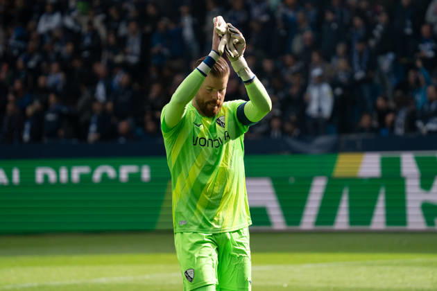 Bochum, Deutschland 11. Oktober 2026: 2. Bundesliga - 2026 2027 - 7. Spieltag - VfL Bochum 1848 gegen DSC Arminia Bielefeld Im Bild: Torhüter Timo Horn (BOC) begrüßt die Fans DFL DFB regulations prohibit any use of photographs as image sequences and or quasi-video. Copyright: xFotostandx xGraebex