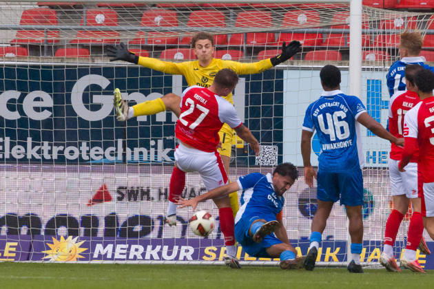 Vin Kastull (HFC, 27) scheitert gegen Torwart Linus Löffler (RSV, 1), Hallescher FC vs. RSV Eintracht 1949, Fussball, Regionalliga Nordost, 12. Spieltag, Saison 2026 27, 11.10.2026 Halle Leuna Chemie Stadion ST Deutschland
