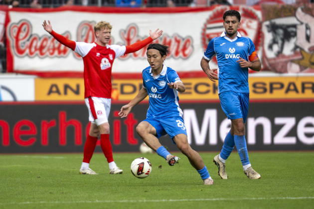 Regionalliga Nordost -Saison 26 27 Hallescher FC vs.RSV Eintracht 1949 e.V. Halle, Deutschland 11.Oktober 2026: Im Bild:Dong-woo Kim (RSV) mit Ball, Halle Saale Leuna Chemie Stadion Sachsen-Anhalt Deutschland