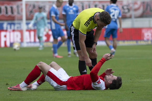 Regionalliga Nordost -Saison 26 27 Hallescher FC vs.RSV Eintracht 1949 e.V. Halle, Deutschland 11.Oktober 2026: Im Bild:v.li.Max Kulke (Halle) Verletzt, Verletzung, Schmerzen, und Schiedsrichter Oskar Laempel Halle Saale Leuna Chemie Stadion Sachsen-Anhalt Deutschland