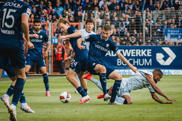 Bochum, Deutschland 11. Oktober 2026: 2. Bundesliga - 2026 2027 - 7. Spieltag - VfL Bochum 1848 gegen DSC Arminia Bielefeld Im Bild: v. li. im Zweikampf Mats Pannewig (BOC), Karol Mets (BOC) und Isaiah Young (DSC) DFL DFB regulations prohibit any use of photographs as image sequences and or quasi-video. Vonovia Ruhrstadion Nordrhein Westfalen Copyright: xFotostandx xGraebex