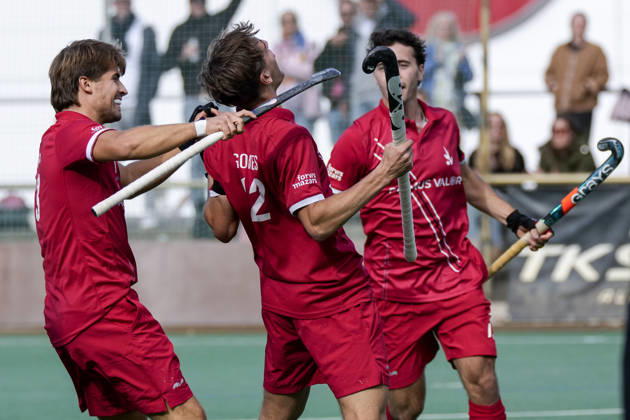 v.li.: Philipp Wossidlo (TSVMH, 23), Torschütze Oskar Gomes (TSVMH, 12), Louis Rowe (TSVMH, 13), Spieler vom TSV Mannheim Hockey, jubeln über das Tor zum 3:2, Jubel, Torjubel, Torerfolg, celebrate the goal, goal, celebration, jubelt ueber das Tor, Freuen, Freude, freut sich, optimistisch, positiv, Spielszene, Highlight, Action, Aktion, 11.10.2026, Mannheim (Deutschland), Hockey, 1. Bundesliga, Herren, TSV Mannheim - Harvestehuder THC