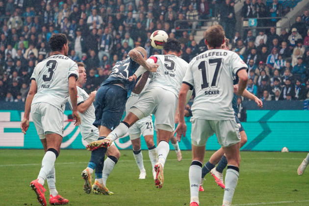 Deutschland: Fussball 2.Bundesliga 2026 2027, 7. Spieltag - VfL Bochum vs Arminia Bielefeld - Vonovia Ruhrstadion (Bochum): Luftzweikampf Philipp Hofmann (VfL Bochum, 33) Maximilian Bauer (Arminia Bielefeld, 5) Bochum Vonovia Ruhrstadion Deutschland Copyright: xAymanxAlahmedx