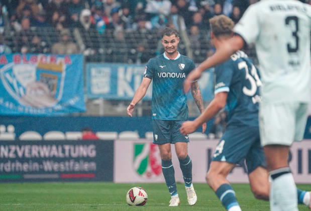 Deutschland: Fussball 2.Bundesliga 2026 2027, 7. Spieltag - VfL Bochum vs Arminia Bielefeld - Vonovia Ruhrstadion (Bochum): am Ball Michael Steinwender (VfL Bochum, 15) Bochum Vonovia Ruhrstadion Deutschland Copyright: xAymanxAlahmedx