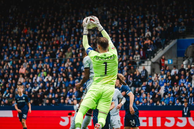 Bochum, Deutschland 11. Oktober 2026: 2. Bundesliga - 2026 2027 - 7. Spieltag - VfL Bochum 1848 gegen DSC Arminia Bielefeld Im Bild: v. li. im Zweikampf Torhüter Timo Horn (BOC) und David Min (DSC) DFL DFB regulations prohibit any use of photographs as image sequences and or quasi-video. Vonovia Ruhrstadion Nordrhein Westfalen Copyright: xFotostandx xGraebex