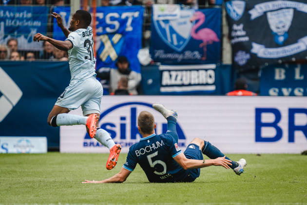 Bochum, Deutschland 11. Oktober 2026: 2. Bundesliga - 2026 2027 - 7. Spieltag - VfL Bochum 1848 gegen DSC Arminia Bielefeld Im Bild: v. li. im Zweikampf Karol Mets (BOC) und Isaiah Young (DSC) DFL DFB regulations prohibit any use of photographs as image sequences and or quasi-video. Vonovia Ruhrstadion Nordrhein Westfalen Copyright: xFotostandx xGraebex