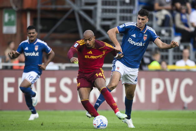 Como 1907 v AS Roma - Serie A Donyell Malen of AS Roma competes for the ball with Jacobo Ramon of Como 1907 during a sequence of play that led to Donyell Malen of AS Roma being sent off during the Serie A football match between Como 1907 and AS Roma. Como Italy Copyright: xNicolòxCampox