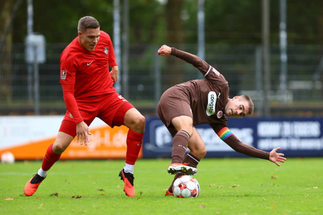 2 Luca Günther (FC St. Pauli U23), 4 Fabian Weigel (HSC Hannover) Fußball I Herren I Regionalliga Nord I Saison 2026-2027 I 13. Spieltag I FC St. Pauli U23 - HSC Hannover I 11.10.2026 I Edmund-Plambeck-Stadion