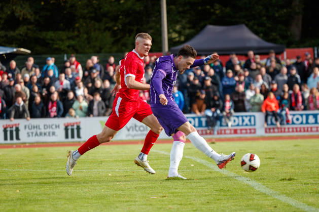 rechts Torschuss Marcel Bär (Aue) gegen Lukas Walchhütter (Greifswald) ; GER, Greifswalder FC vs. FC Erzgebirge Aue, Fußball, Männer, Regionalliga Nordost, 12.Spieltag, Spielzeit 2026 2027, 11.10.2026 Greifswald Volksstadion Mecklenburg - Vorpommern Deutschland