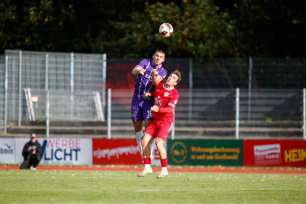 links Patrick Kapp (Aue) gegen Felix Heim (Greifswald) ; GER, Greifswalder FC vs. FC Erzgebirge Aue, Fußball, Männer, Regionalliga Nordost, 12.Spieltag, Spielzeit 2026 2027, 11.10.2026 Greifswald Volksstadion Mecklenburg - Vorpommern Deutschland