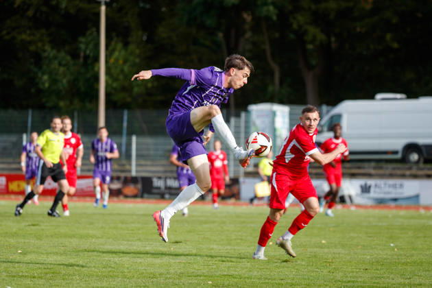 vorn Tim Maciejewski (Aue) gegen Marcus Niemitz (Greifswald) ; GER, Greifswalder FC vs. FC Erzgebirge Aue, Fußball, Männer, Regionalliga Nordost, 12.Spieltag, Spielzeit 2026 2027, 11.10.2026 Greifswald Volksstadion Mecklenburg - Vorpommern Deutschland
