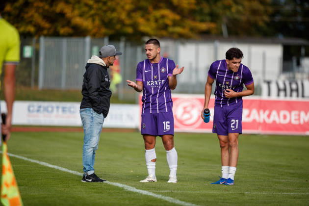 links Trainer Khvicha Shubitidze (Aue) spricht mit Patrick Kapp (Aue) iund rechts Maxim Burghardt (Aue) ; GER, Greifswalder FC vs. FC Erzgebirge Aue, Fußball, Männer, Regionalliga Nordost, 12.Spieltag, Spielzeit 2026 2027, 11.10.2026 Greifswald Volksstadion Mecklenburg - Vorpommern Deutschland