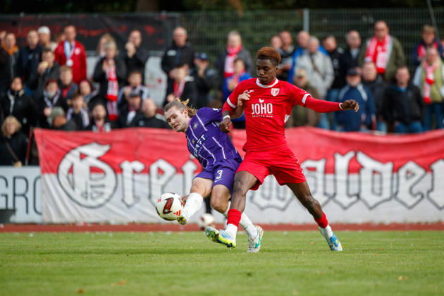 links Devin Angleberger (Aue) gegen Michael Sternberg (Greifswald) ; GER, Greifswalder FC vs. FC Erzgebirge Aue, Fußball, Männer, Regionalliga Nordost, 12.Spieltag, Spielzeit 2026 2027, 11.10.2026 Greifswald Volksstadion Mecklenburg - Vorpommern Deutschland