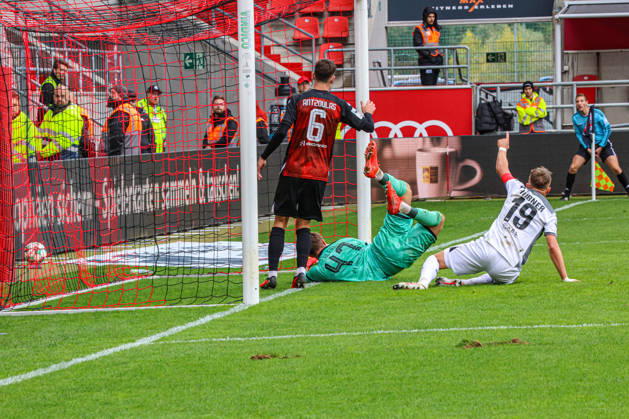 Florian Huebner (SV Wehen Wiesbaden, Nr.19) verwandelt hier zum 0:1. Torwart David Klein (FC Ingolstadt 04, Nr.47) sieht dabei nicht wirklich gut aus beim Spiel FC Ingolstadt 04 gegen SV Wehen Wiesbaden am 11.10.2026, DFB regulations prohibit any use of photographs as image sequences and or quasi-video. GER, Fussball, 3. Liga, Spieltag 8, FC Ingolstadt 04 gegen SV Wehen Wiesbaden, 11.10.2026, Audi Sportpark Ingolstadt Copyright: xEibner-Pressefoto OliverxSTRISCHx EP-OSH